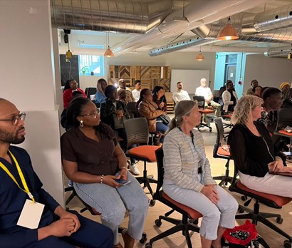 Immigrants francophones échangeant lors d'un atelier d'innovation sociale